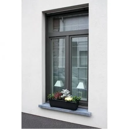 Pose de châssis PVC blanc dans une maison résidentielle à Charleroi